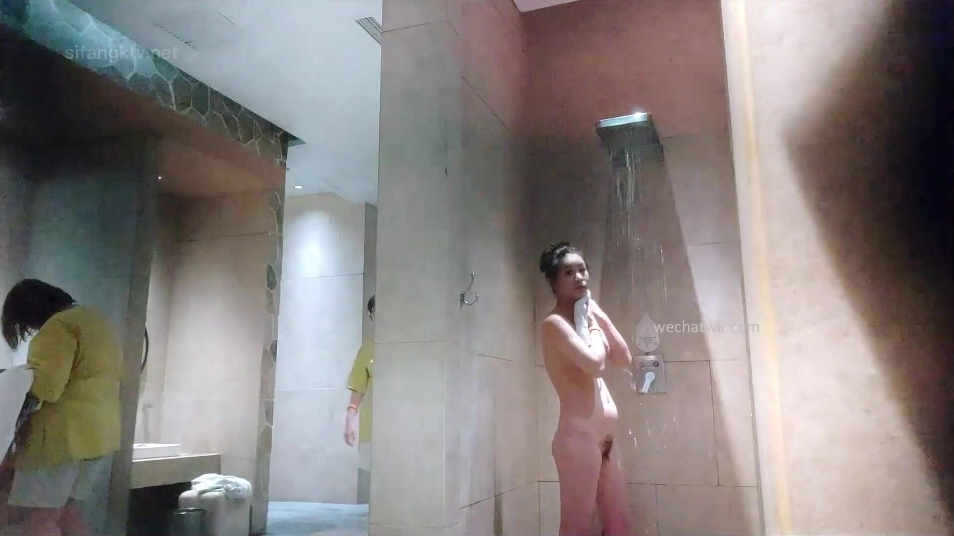 澡堂子偷拍闺蜜二人一起来的 这皮肤真好白白嫩嫩的能掐出水来