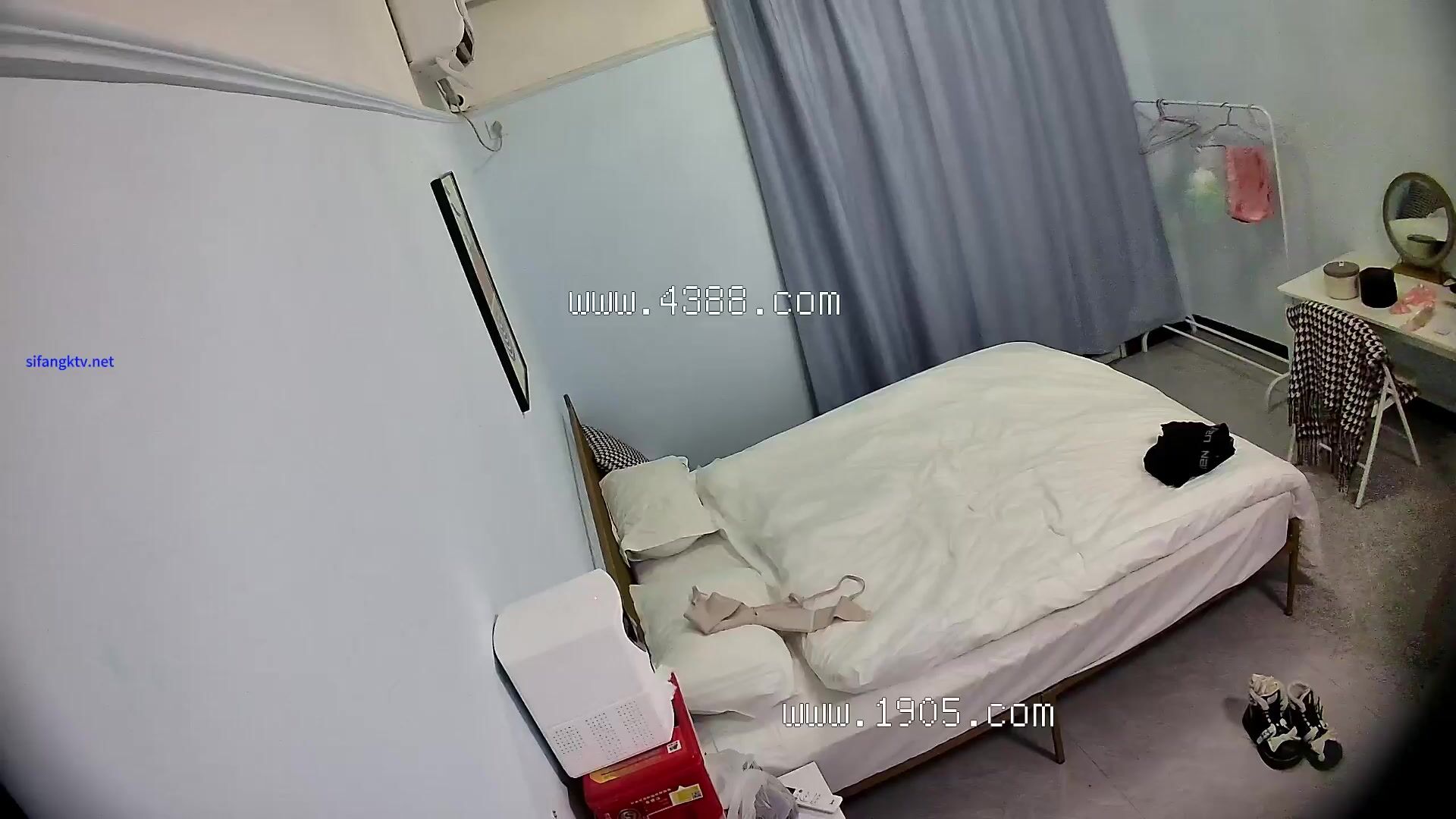 2024-1-12新流出酒店钟点房偷拍 大学生情侣不知是谁的白月光终究逃不过长发文艺青年